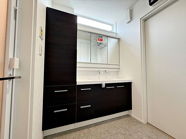 収納力と機能性に優れた洗面台で、朝の忙しい時間でも身支度準備がスムーズにできます。 