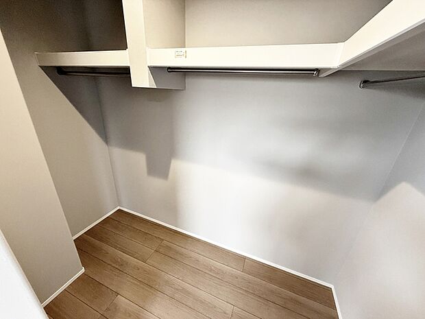 【ウォークインクローゼット】 WICは洋服、帽子、バッグなど全て収納可能！お部屋がスッキリ整理整頓できます！ 
