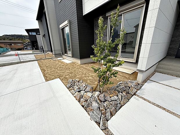 ハーブやお花を植えてガーデニングしたり、楽しみ方は自由自在!