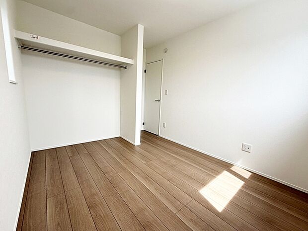 【洋室5.7帖】 全居室収納完備し、収納スペースも十分！お部屋が広々と使えます。 