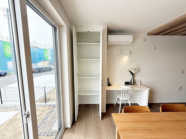 【LDK内カウンタースペース】 在宅ワークやお子様の勉強スペースにもなるLDK内カウンタースペース。収納完備で学校のプリント類もすっきりと片付きます。