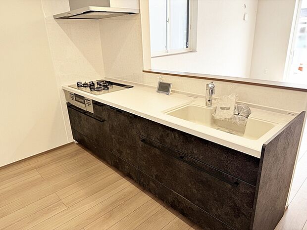 【キッチン】 お料理の用意や後片付けもスマートな対面キッチン。お料理中もリビングのご家族と会話が弾みます 