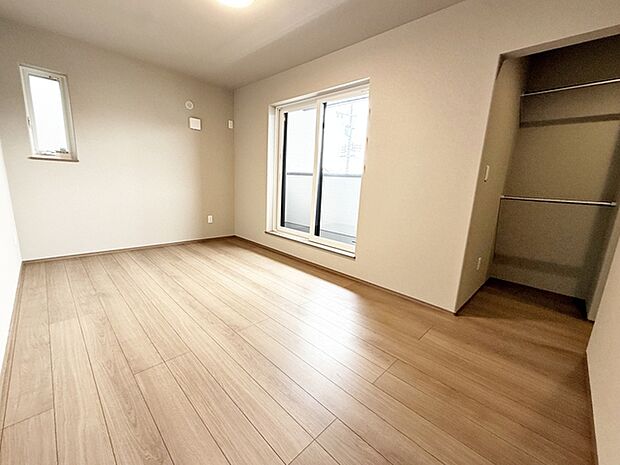 【洋室7.5帖】 南向きならではの恵まれた採光・通風。明るいお部屋は開放感がありますね。