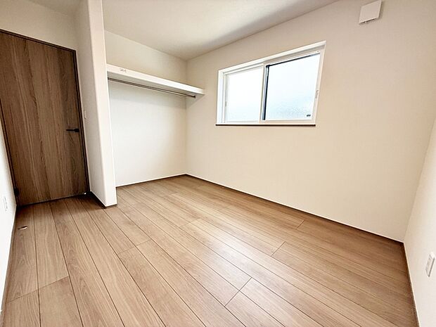 【洋室6帖】 お子様にとっての初めての「自分の部屋」。学習机やベッドの配置もラクラクです。圧迫感の少ないオープン収納完備。