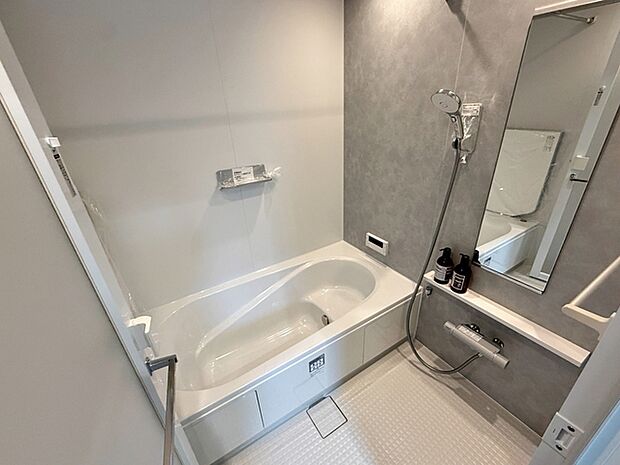 【浴室】 防水性や保温性に優れたシステムバスルーム!洗い場と脱衣所の段差が少なくバリアフリー