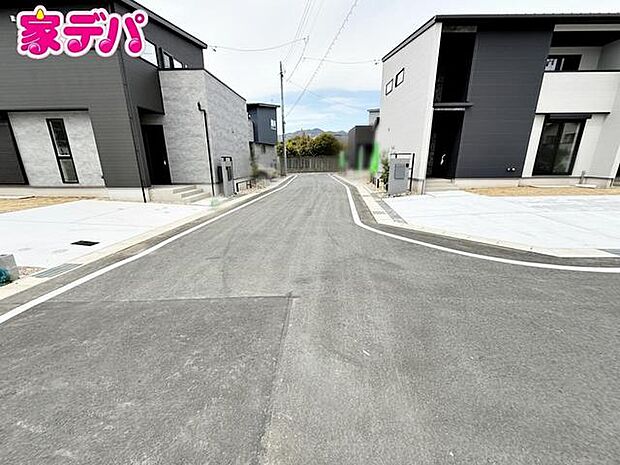 前面道路：西側約6ｍ幅、南側約6ｍ幅 前面道路は約6ｍあり駐車もスムーズに行えます  