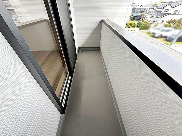 【バルコニー】 横長のバルコニーで、洗濯物に日差しが降り注ぎ、よく乾きそうです。