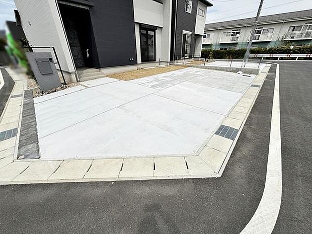 並列4台駐車可能なゆとりあるカースペース。目の前が駐車場だと雨の日も大量にお買い物をした時も便利