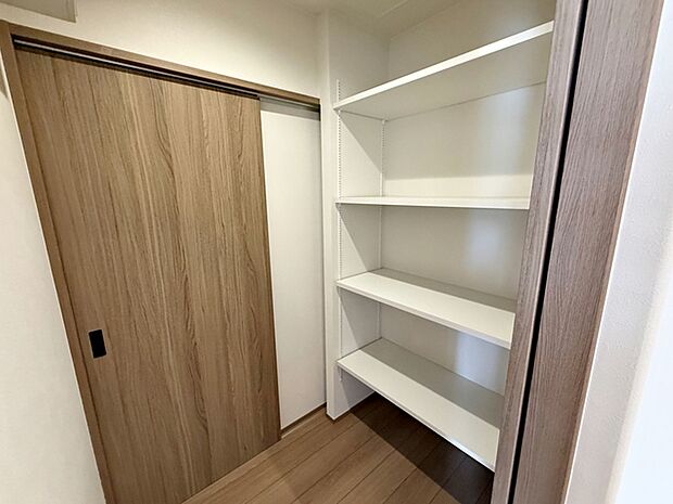 2カ所から出入り可能なパントリー。生活動線に配慮した間取りは家事の時短に役立ちます。
