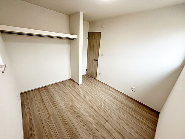 【洋室5.2帖】 お子様にとっての初めての「自分の部屋」。学習机やベッドの配置もラクラクです。