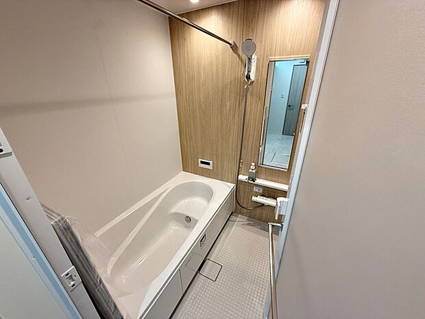 【浴室】 ゆったりと入れる1坪タイプのお風呂が魅力！便利な追い炊き機能付きです！ 