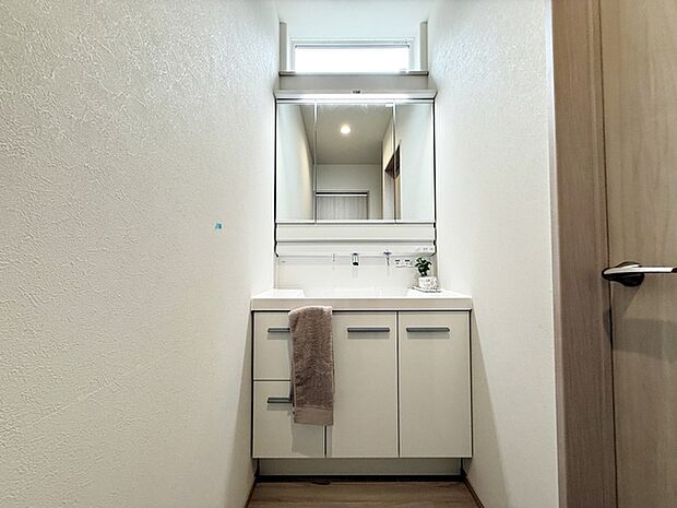 【洗面台】 洗髪・洗面・化粧などができる機能と収納スペースを一体化した洗面台です。