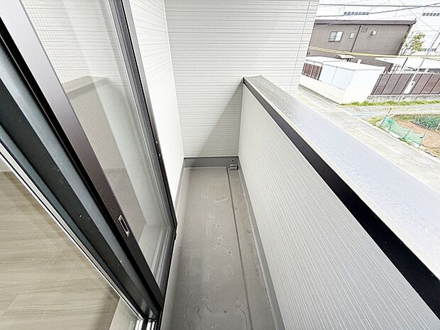 南向きバルコニーは太陽の光を直接浴びることができるので、晴れの日は乾きも早く快適にお使いいただけます。