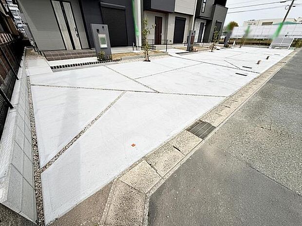 並列3台駐車可能なゆとりあるカースペース。目の前が駐車場だと雨の日も大量にお買い物をした時も便利