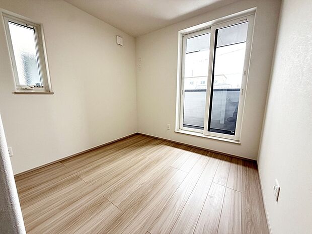 【洋室5.2帖】 二面採光のため明るく風通し良好！全居室ペアガラスで断熱性・遮熱性があり結露が激減！ 