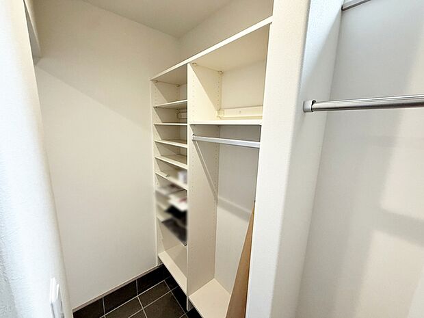 玄関には土間収納を備え付け、靴だけではなくコートやベビーカー、ゴルフバックなども収納できます。