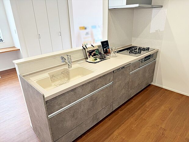 【キッチン】 小さなお子様にも目が届く、使い勝手の良い対面キッチンで楽しくお料理ができます!