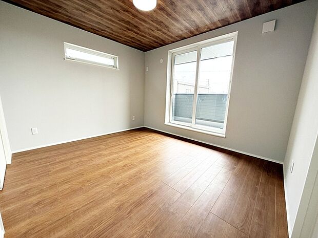 【洋室7帖】 南向きならではの恵まれた採光・通風。明るいお部屋は開放感がありますね。