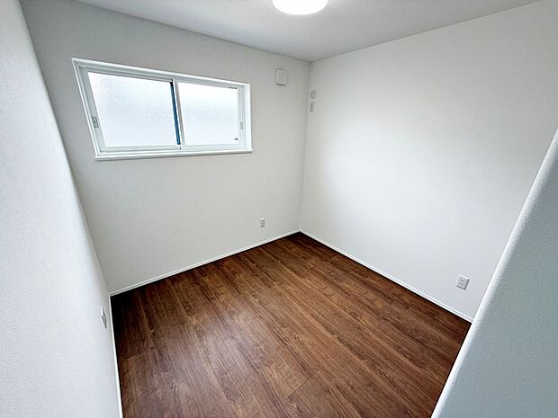 【洋室5.2帖】 腰窓で机や家具の配置がしやすい洋室5.2帖。子供部屋や書斎にもオススメです!