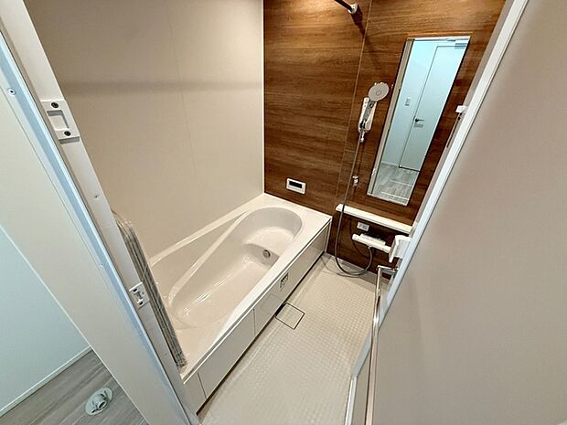 【浴室】 ゆったり入れる浴槽、一坪サイズのゆとりの空間。一日の疲れを癒してくれるくつろぎのバスタイムを…