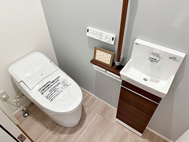 【トイレ】 各フロア1カ所ずつシャワー機能付トイレを設置しており、忙しい朝の混雑も解消!