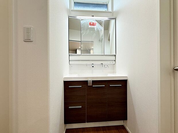 【洗面台】 洗面台の三面鏡の裏には収納があるので、見られたくないものの収納に便利
