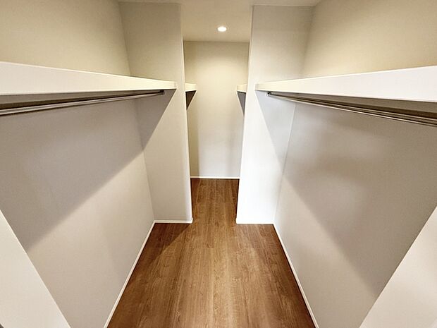 【ウォークインクローゼット】 ハンガーにかけた洋服、帽子やバッグ他収納した物を見渡すことができ整理整頓がしやすい!