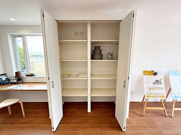 【リビング収納】 LDK収納があることで、家族で共有できるものが全てこの収納に集約できます!