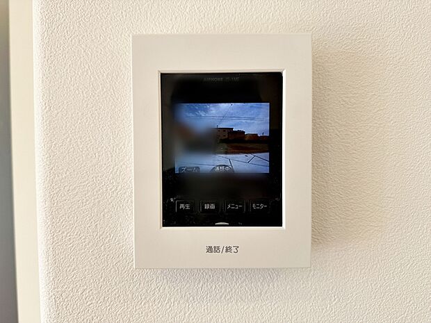 【TVモニター付きインターホン】 カラーモニターでとても鮮明に来訪者が確認でき、不在の際の録画機能もありとても便利です。