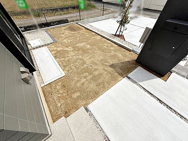 ハーブやお花を植えてガーデニングを楽しんだり、プール遊びや家族でBBQなど楽しみ広がる南庭。