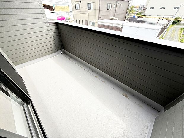 洗濯物や布団干しスペースを広々と確保。