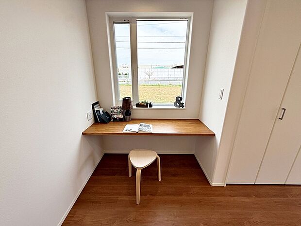 【LDK内カウンタースペース】 大きな窓から明るい日差しが入り、お子様の学習スペースとしても利用できるカウンタースペースです。