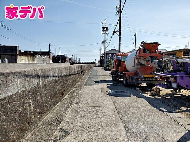 前面は車通りの少ない道路。お車の出し入れが苦手な方も安心ですね。
