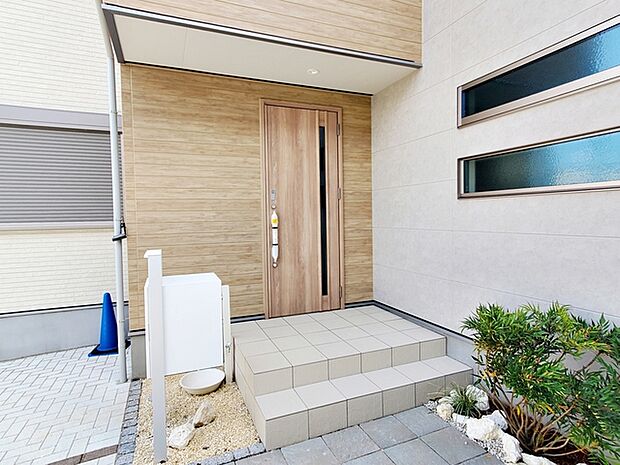 【玄関】 お洒落な玄関ポーチがご家族のお帰りを明るくお迎えしてくれます。 