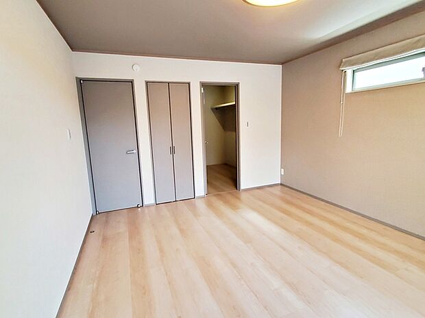 【洋室10帖】 衣類や衣装ケース、鞄などをしっかり収納できるウォークインクローゼット付き洋室10帖は寝室に最適 