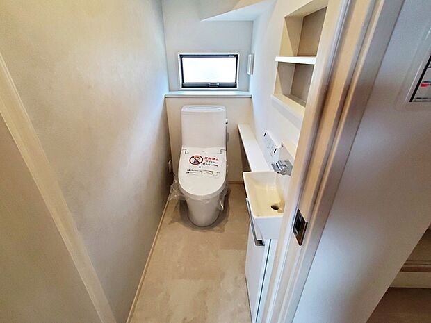 【1階トイレ】 窓があり温水洗浄機能の付いた快適なトイレを1階と2階に設置。使用が重なる朝も2ヶ所あれば安心ですね！ 