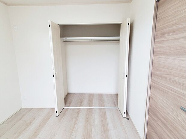 壁面クローゼットがあればタンスを置く必要がなく、出っ張りのないスッキリ空間を維持できます。  