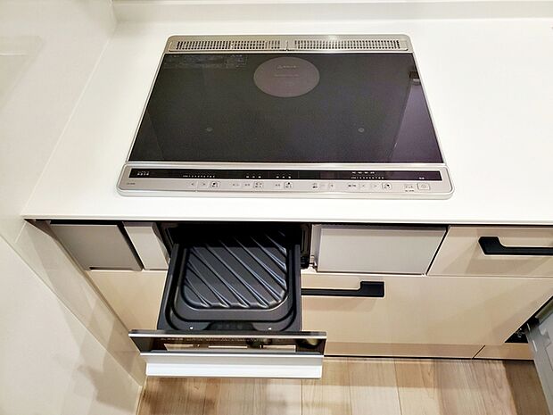 火を使わず安全性の高いＩＨクッキングヒーター。お手入れも楽々。お子様や高齢者の居るご家庭に嬉しい設備 