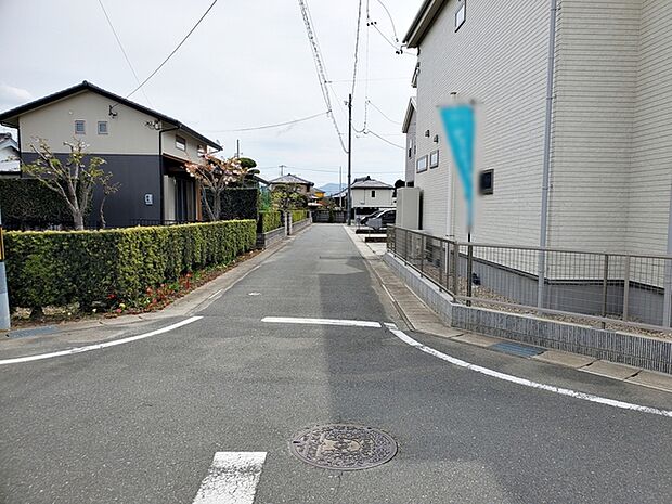 前面道路：北西側約6ｍ幅、北東側約4ｍ幅。角地の為日当たり良好です。