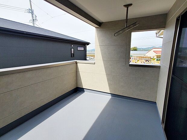 【バルコニー】 屋根のあるインナータイプのバルコニーだから、急な雨でも洗濯物が濡れにくくて安心  