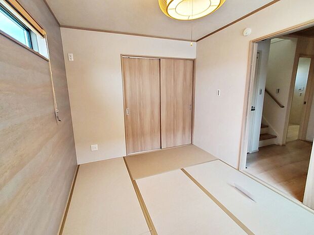 【和室6帖】 来客にも書斎にも、落ち着いた空間の独立和室。収納場所を設けて一つのお部屋としてご使用頂けます。 