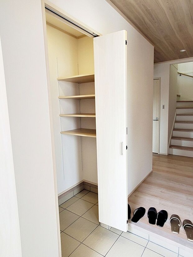 【土間収納】 アウトドア用品や屋外で遊ぶ子供のおもちゃ、園芸用品などの収納に便利な土間収納 