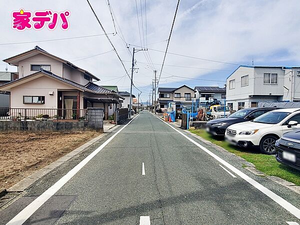 前面道路はゆとりの6ｍ!車通りが少なく、駐車が苦手な方でも安心の道路幅です