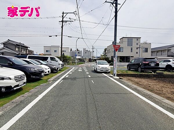 前面道路は見通しが良く、車の移動もスムーズに行えます。