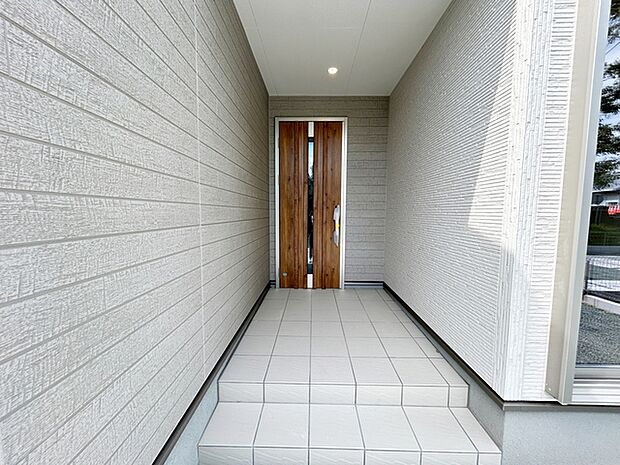 【玄関】 玄関が深い位置にあるので雨に濡れることなく身支度ができます