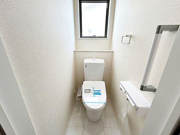 【トイレ】 2カ所にあるトイレは温水洗浄便座付!窓があるため換気も出来て空気がすっきり!
