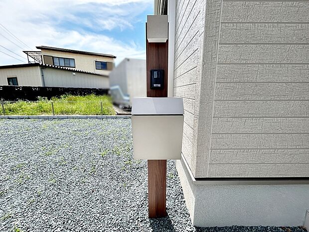お洒落な一体型で場所を取らない、玄関前のカメラ付インターホン・ポスト