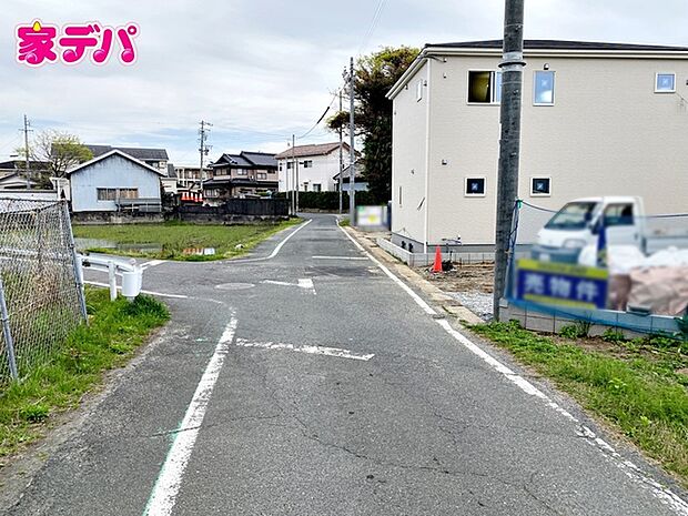 前面道路が5ｍと広いので運転が苦手な方にも安心です 