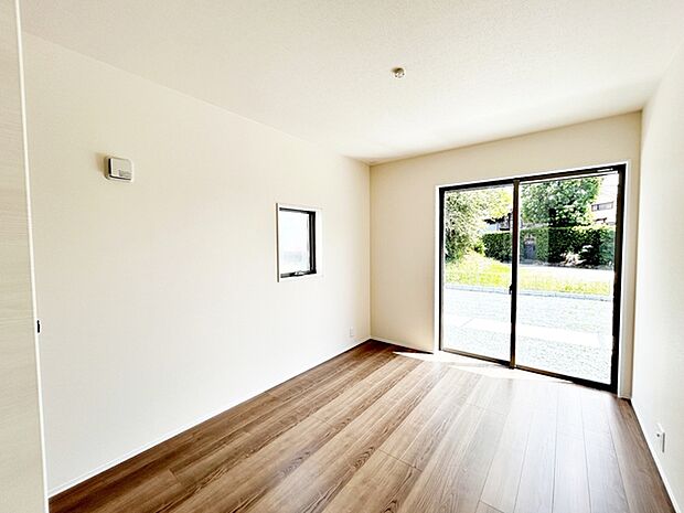 【洋室6.5帖】 南向きならではの恵まれた採光・通風。明るいお部屋は開放感がありますね。