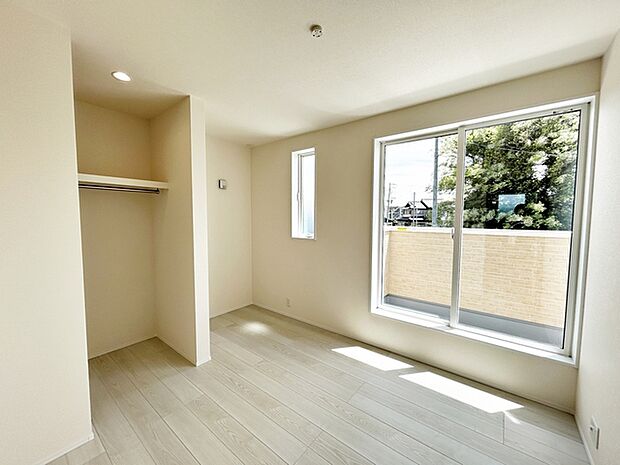 【洋室5帖】 お子様の一人部屋に最適な居室です。クローゼット付きで自然とお片付けできる環境に!